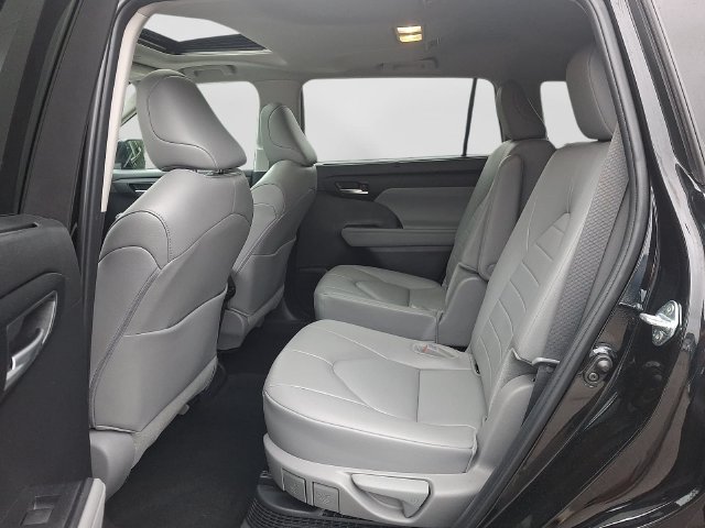 Used 2024 Toyota Highlander XLE AWD/4WD image 12
