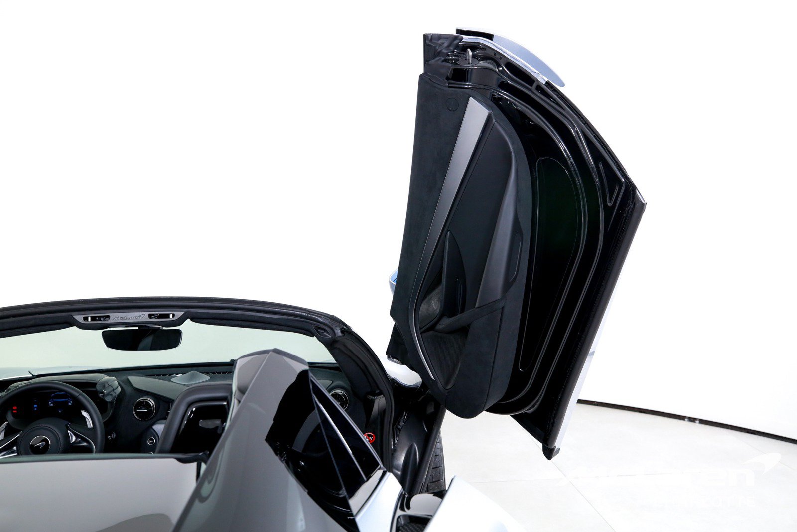 Used 2026 McLaren 750S Spider RWD image 19