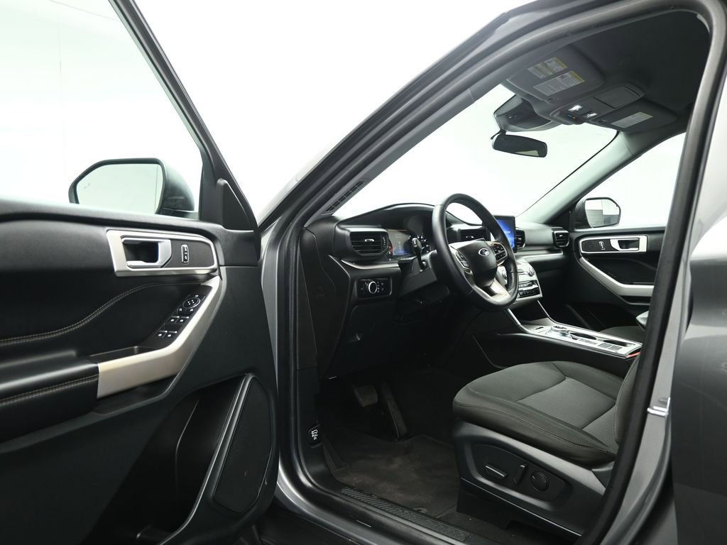 Certified 2023 Ford Explorer XLT image 9