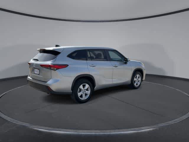 Used 2023 Toyota Highlander LE FWD image 8