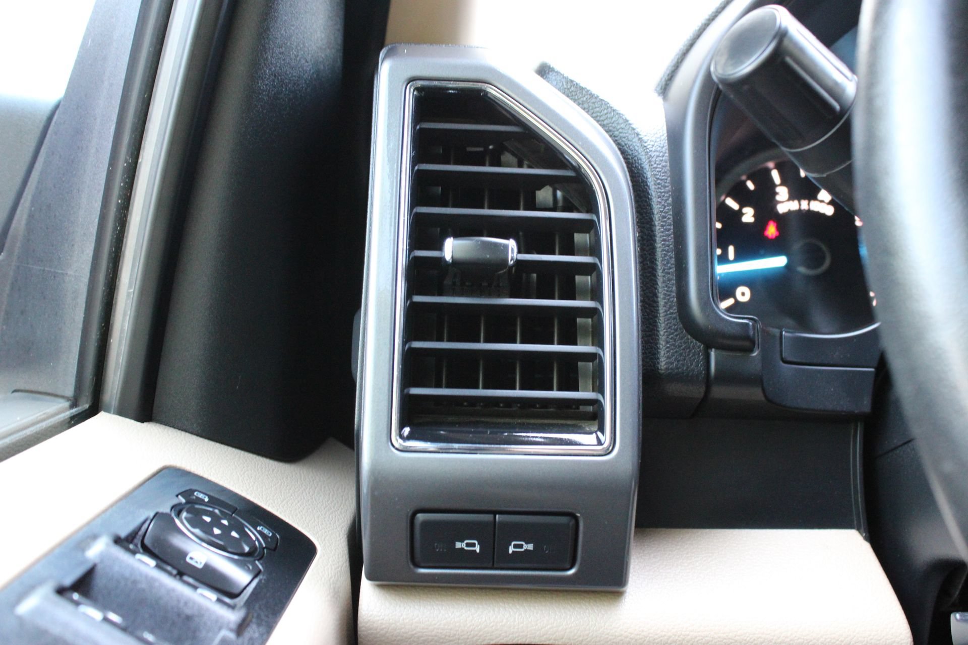 Used 2019 Ford F150 XLT w/ Equipment Group 302A Luxury AWD/4WD image 31
