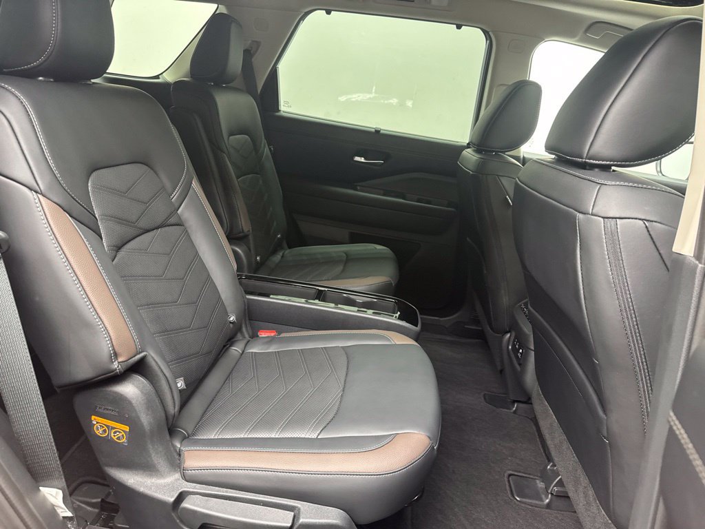 Used 2025 Nissan Pathfinder Platinum FWD image 25