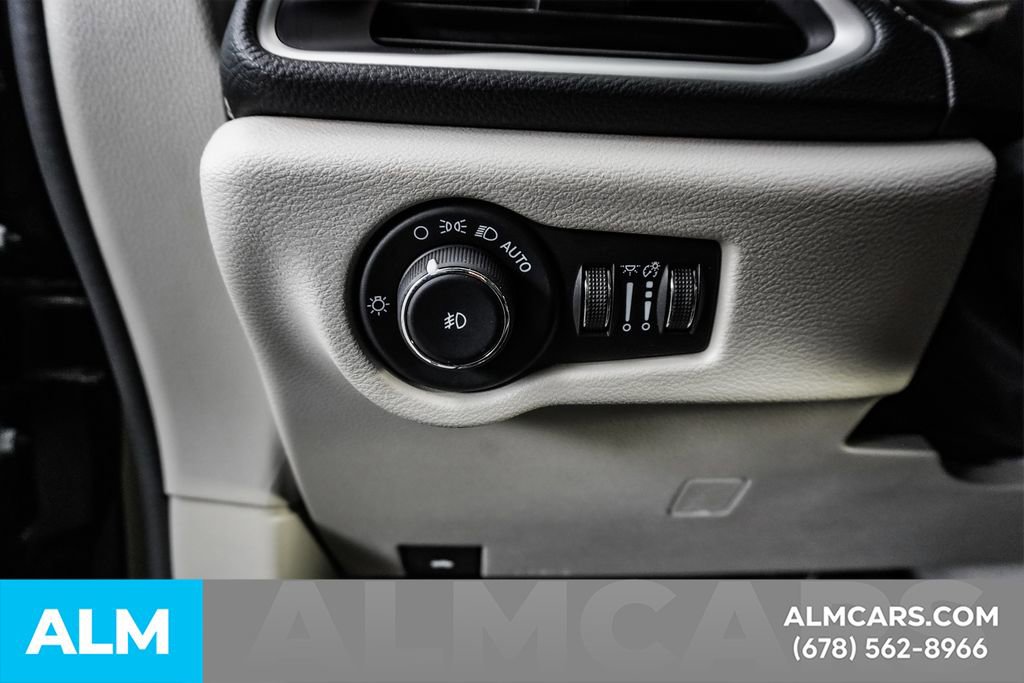 Used 2024 Chrysler Pacifica Select image 52