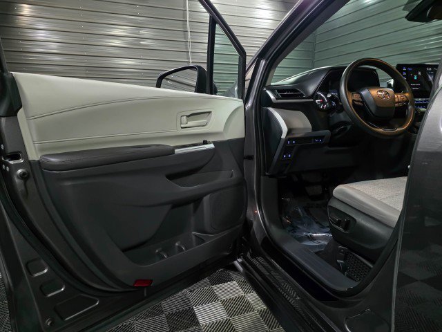 Used 2023 Toyota Sienna LE image 35