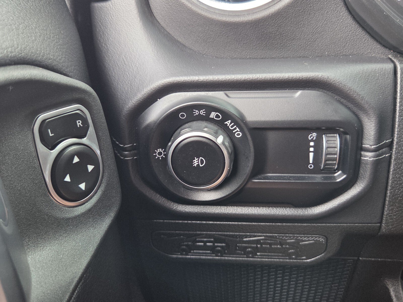 Used 2025 Jeep Wrangler Unlimited Sahara w/ Safety Group AWD/4WD image 22