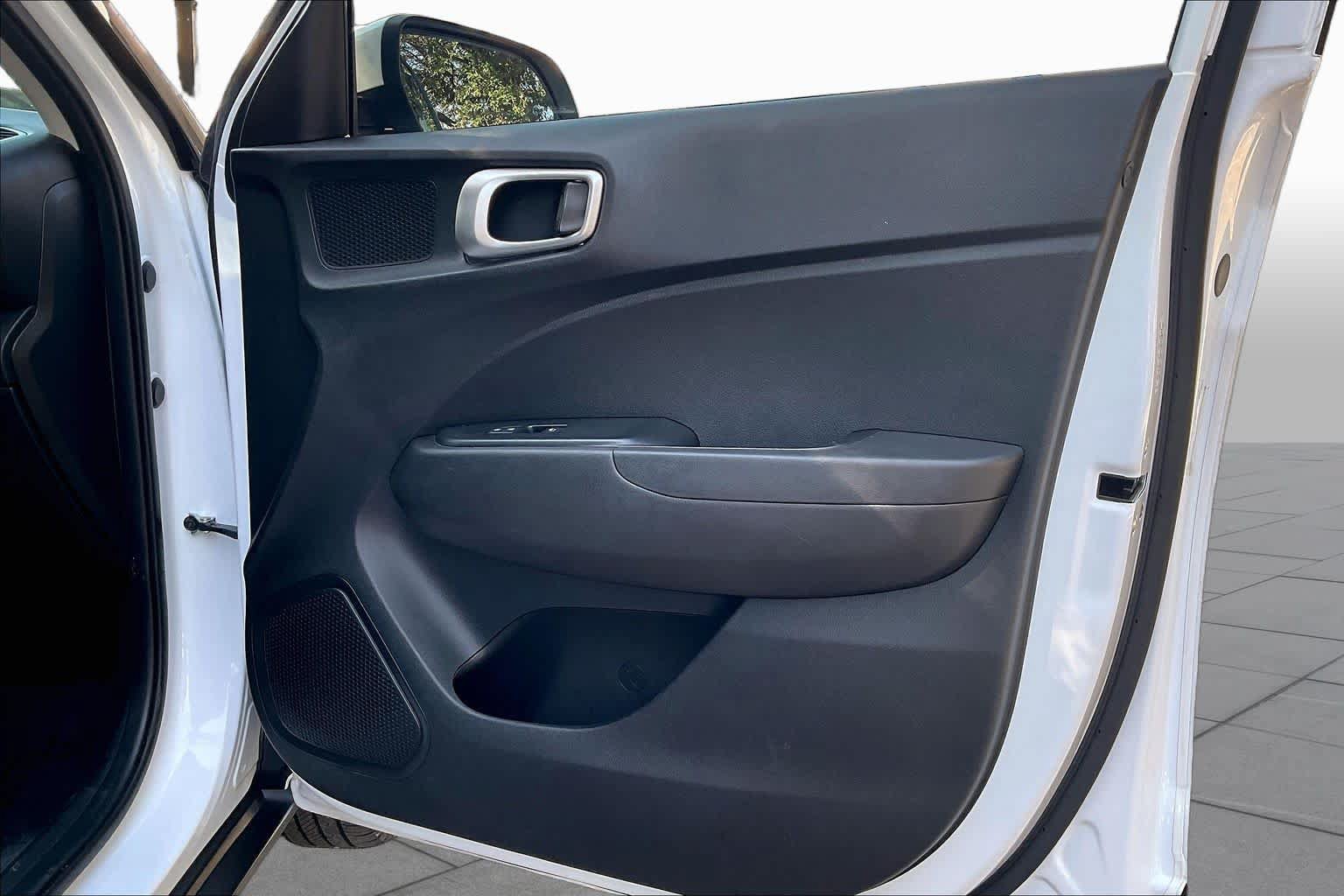 Used 2021 Hyundai Venue SE FWD image 22