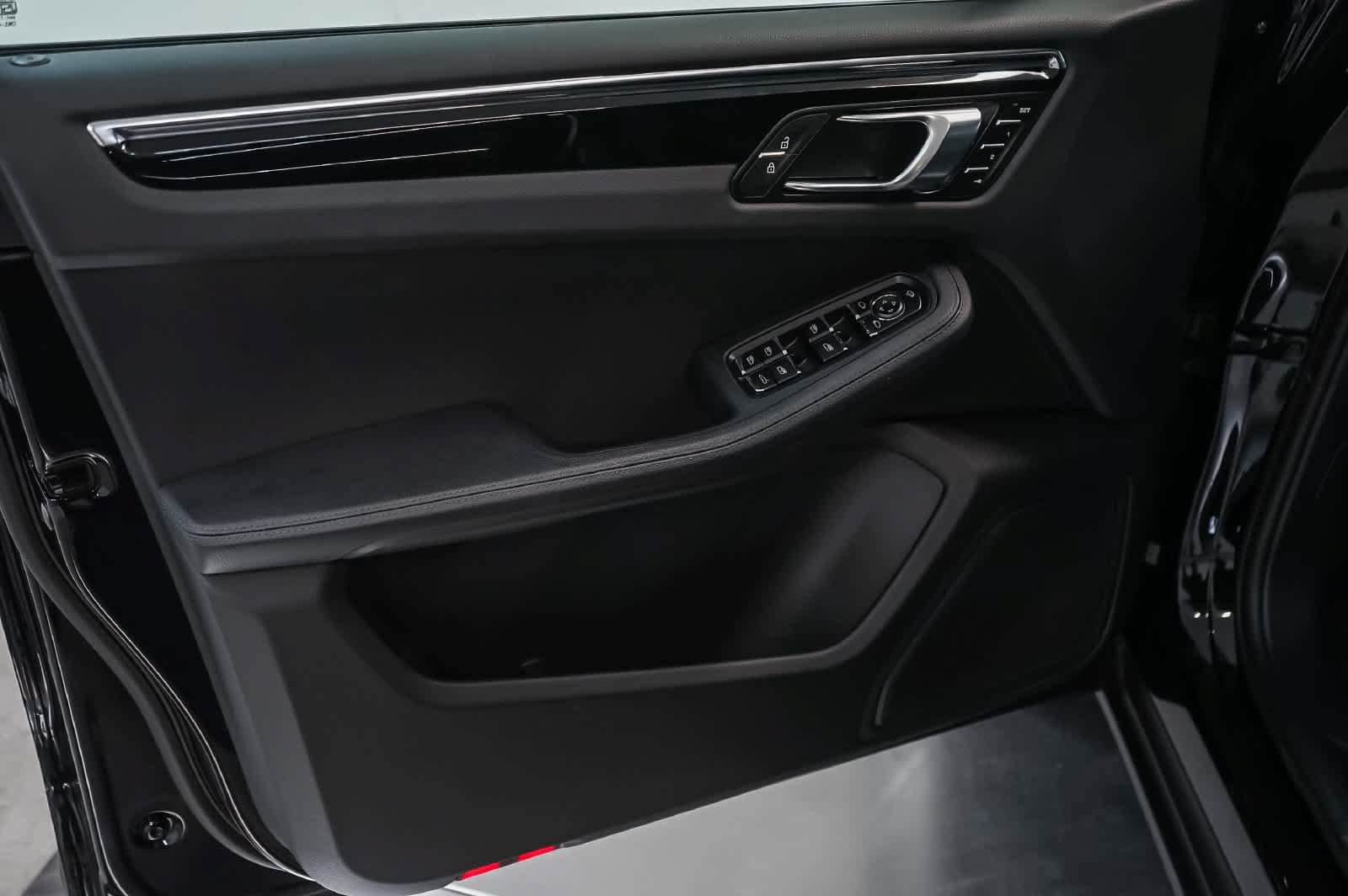 Certified 2026 Porsche Macan AWD/4WD image 27