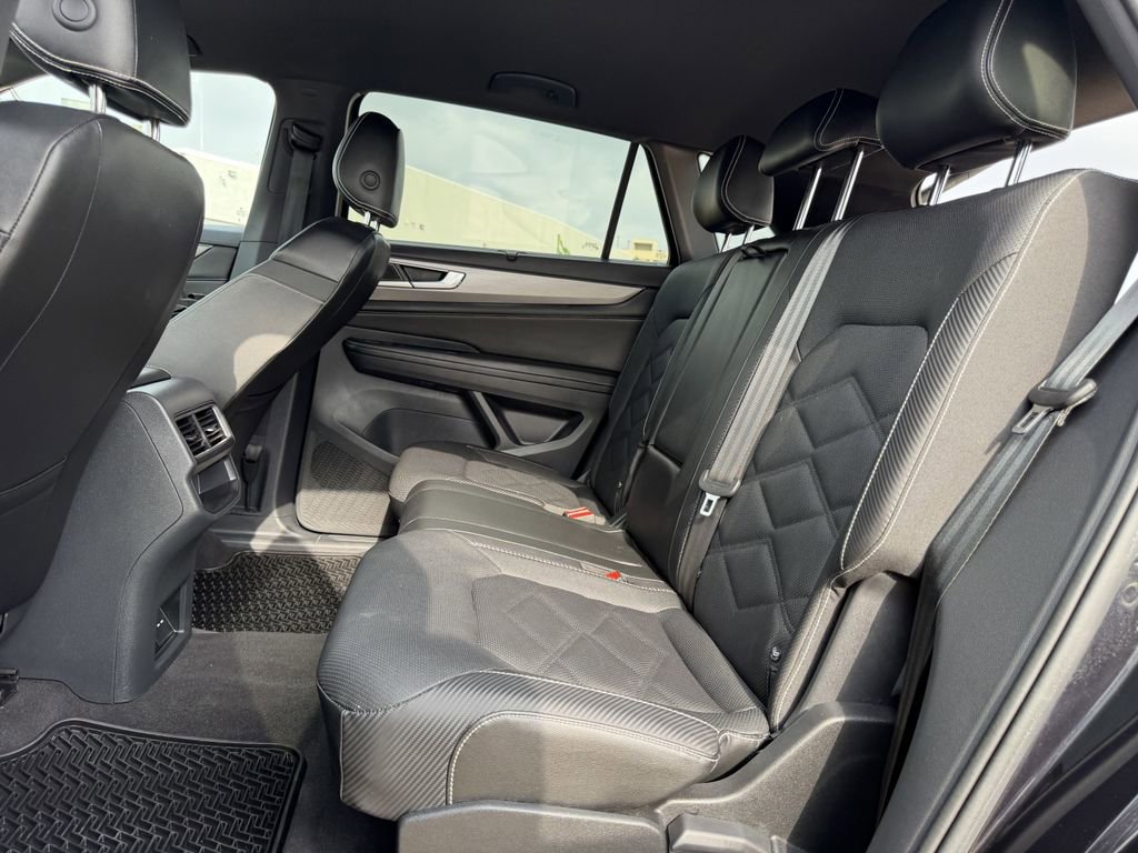 Used 2024 Volkswagen Atlas Cross Sport SE FWD image 31