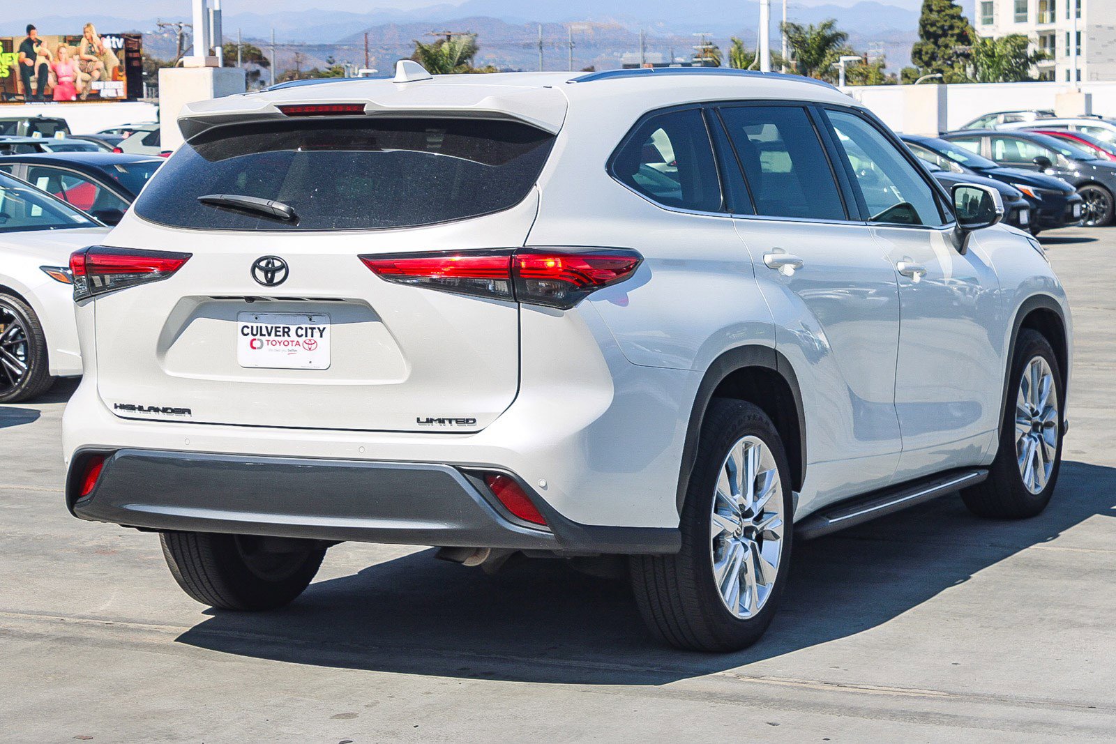Used 2023 Toyota Highlander Limited FWD image 15