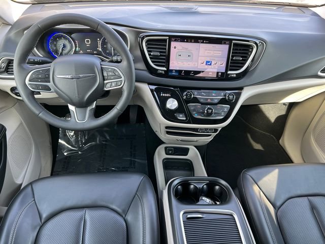 Used 2023 Chrysler Pacifica Touring-L FWD image 2