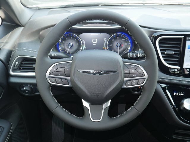 New 2026 Chrysler Pacifica Select AWD/4WD image 17