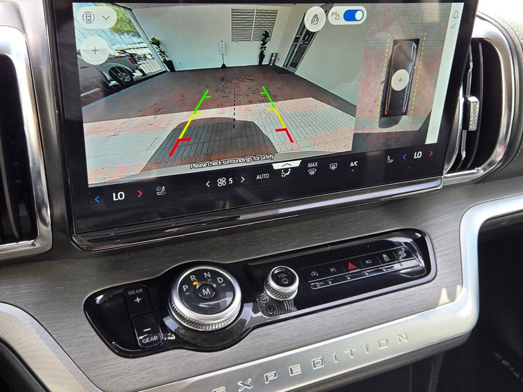 Used 2025 Ford Expedition Platinum image 26