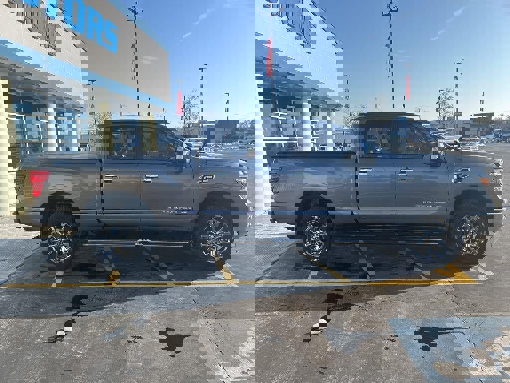 Used 2019 Nissan Titan SL w/ Chrome Package image 14