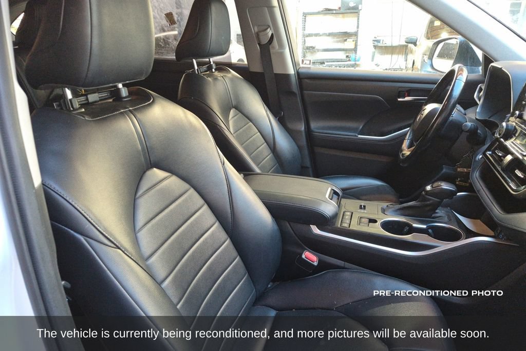 Used 2022 Toyota Highlander XLE FWD image 15