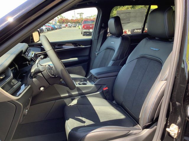 New 2023 Jeep Grand Cherokee Trailhawk w/ Luxury Tech Group III AWD/4WD image 8