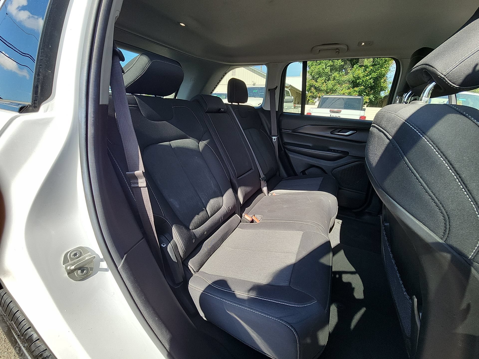 Certified 2023 Jeep Grand Cherokee Laredo AWD/4WD image 26