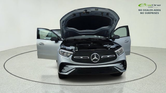 Used 2025 Mercedes-Benz GLC 300 4MATIC image 9