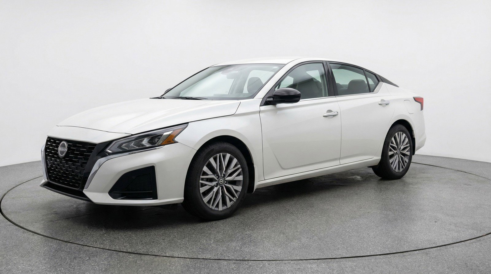 Used 2025 Nissan Altima 2.5 SV image 3