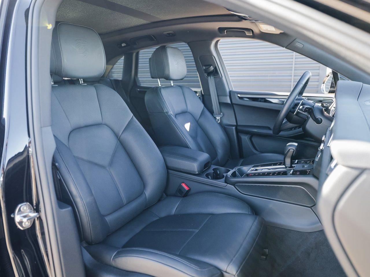 Used 2025 Porsche Macan AWD/4WD image 29