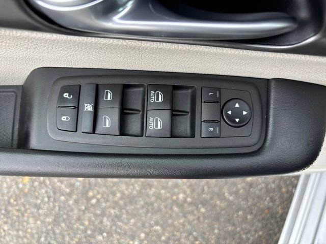 Used 2024 Chrysler Pacifica Limited FWD image 14