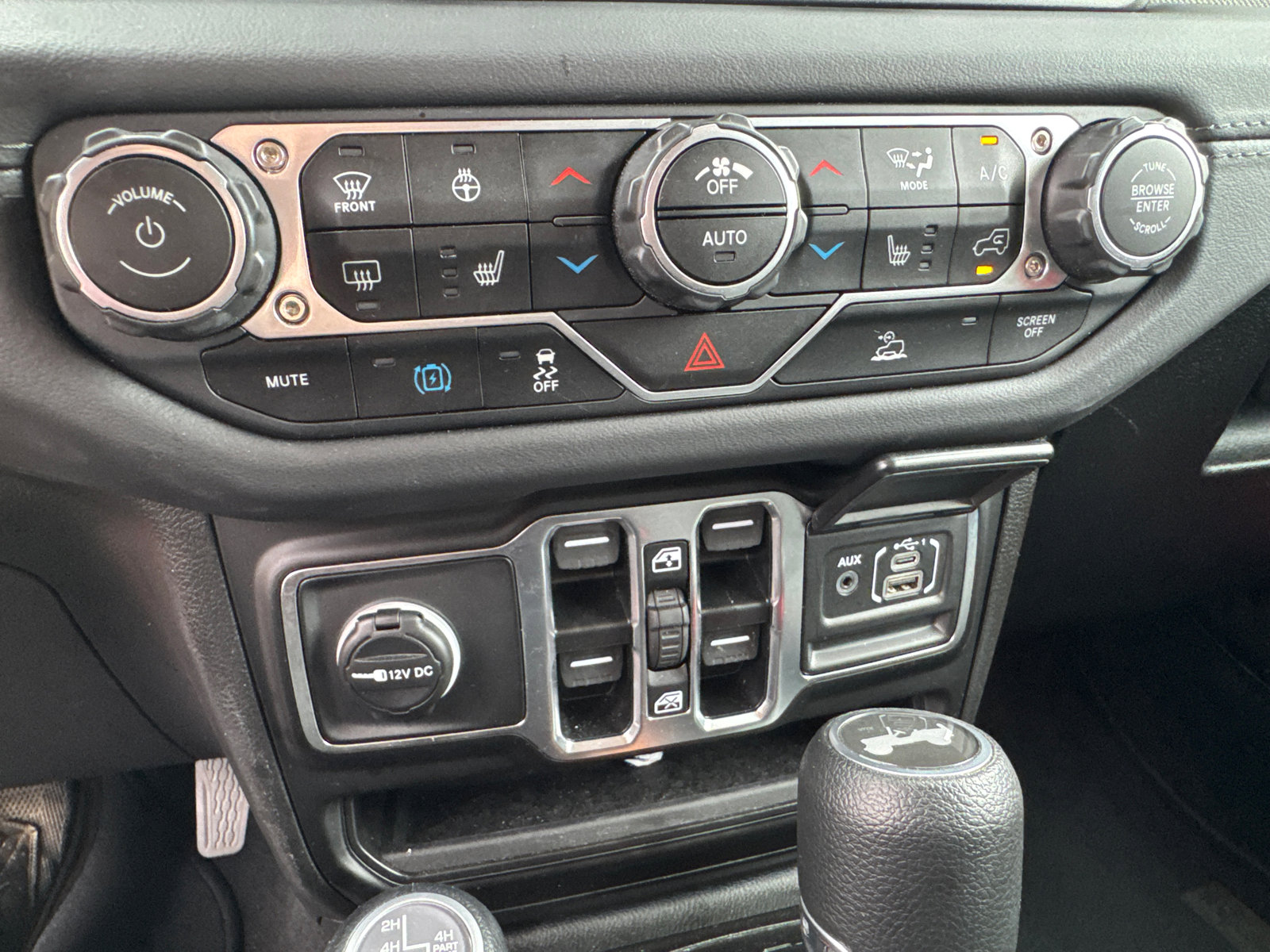 Used 2025 Jeep Wrangler Sahara image 27