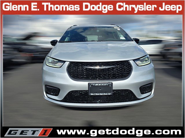 New 2026 Chrysler Pacifica Limited w/ Uconnect Theater Family Group FWD image 2