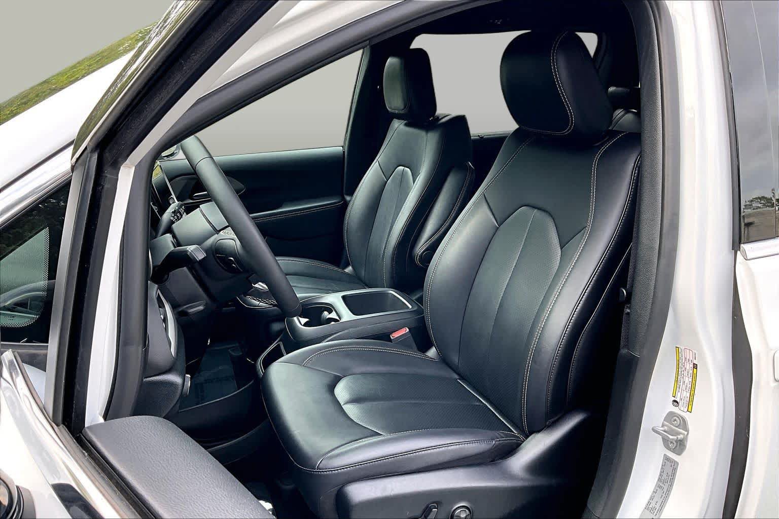 Used 2025 Chrysler Pacifica Select FWD image 8