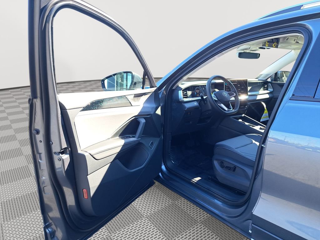 New 2025 Volkswagen Tiguan SE image 11