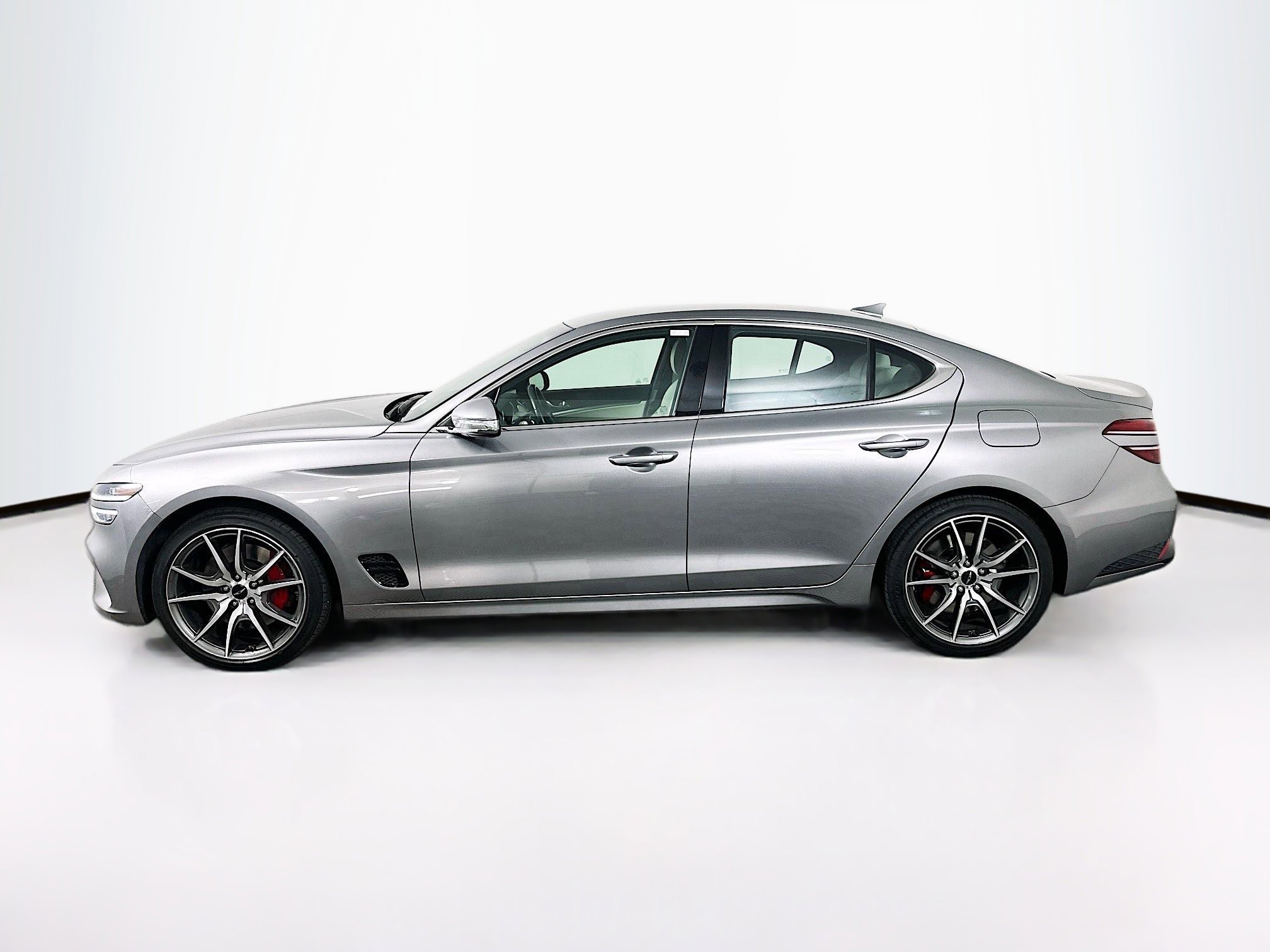 Used 2025 Genesis G70 2.5T image 4
