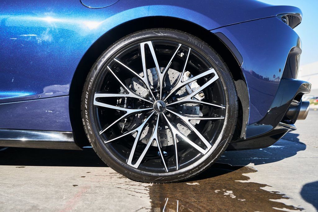 Used 2022 McLaren GT RWD image 23