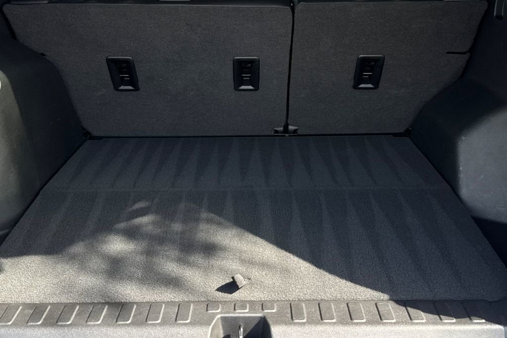 Used 2020 Chevrolet Equinox LT w/ Sport Edition FWD image 17