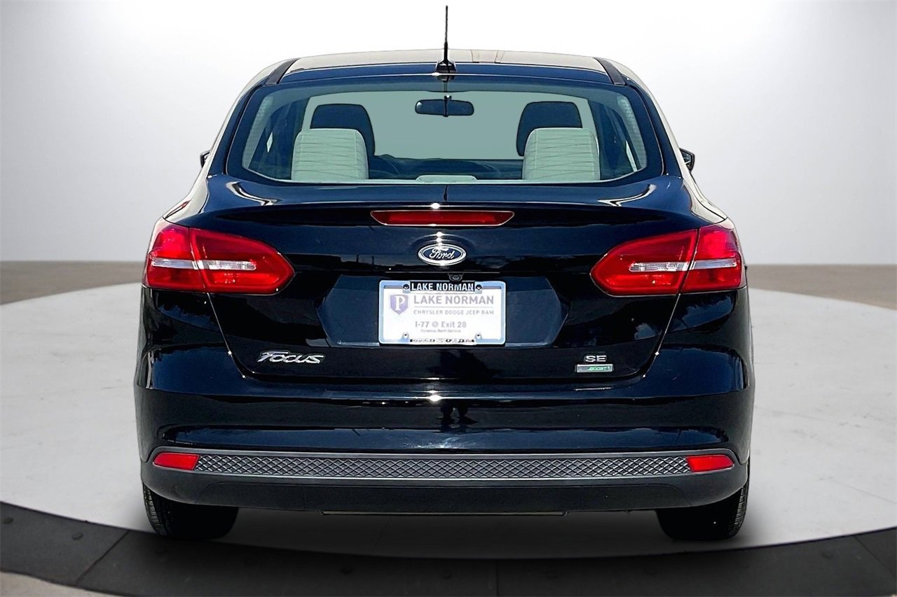 Used 2018 Ford Focus SE w/ SE Appearance Package image 8