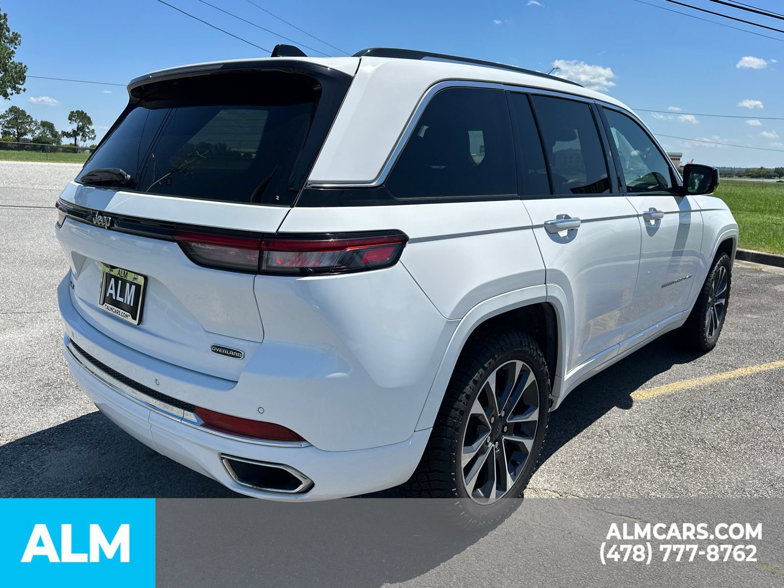 Used 2023 Jeep Grand Cherokee Overland AWD/4WD image 5
