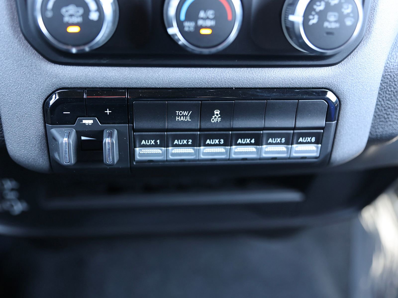 Used 2024 RAM 2500 Tradesman w/ Chrome Appearance Group image 28