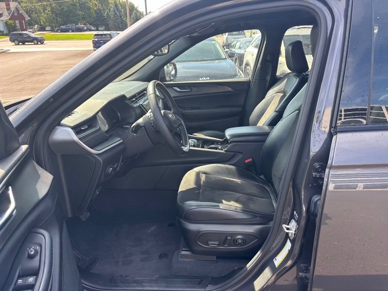 Used 2023 Jeep Grand Cherokee Altitude AWD/4WD image 9