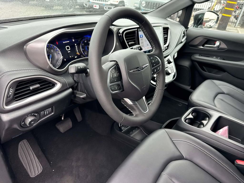 New 2026 Chrysler Pacifica Select image 23