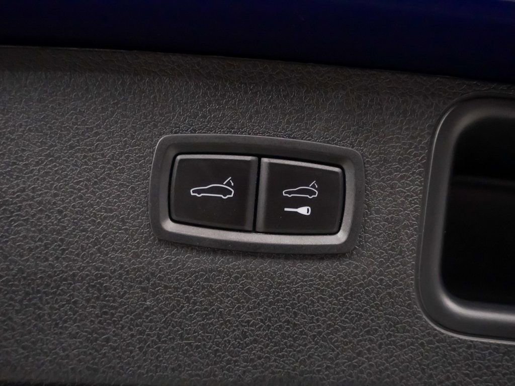 Certified 2025 Porsche Macan image 14