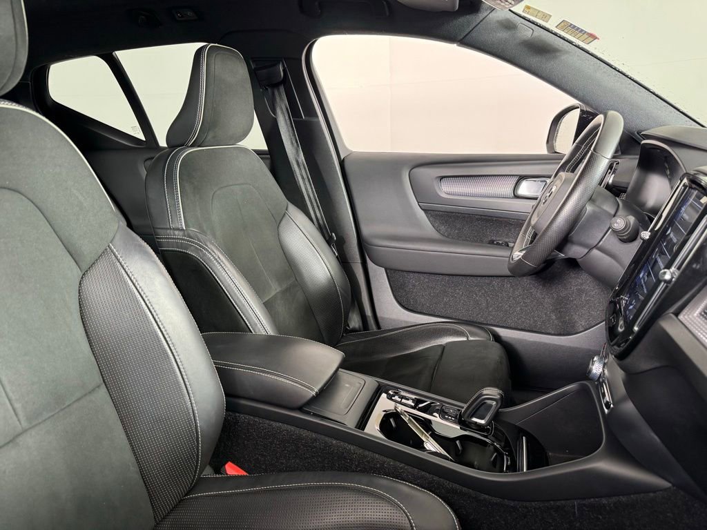 Used 2021 Volvo XC40 T5 R-Design w/ Advanced Package AWD/4WD image 2