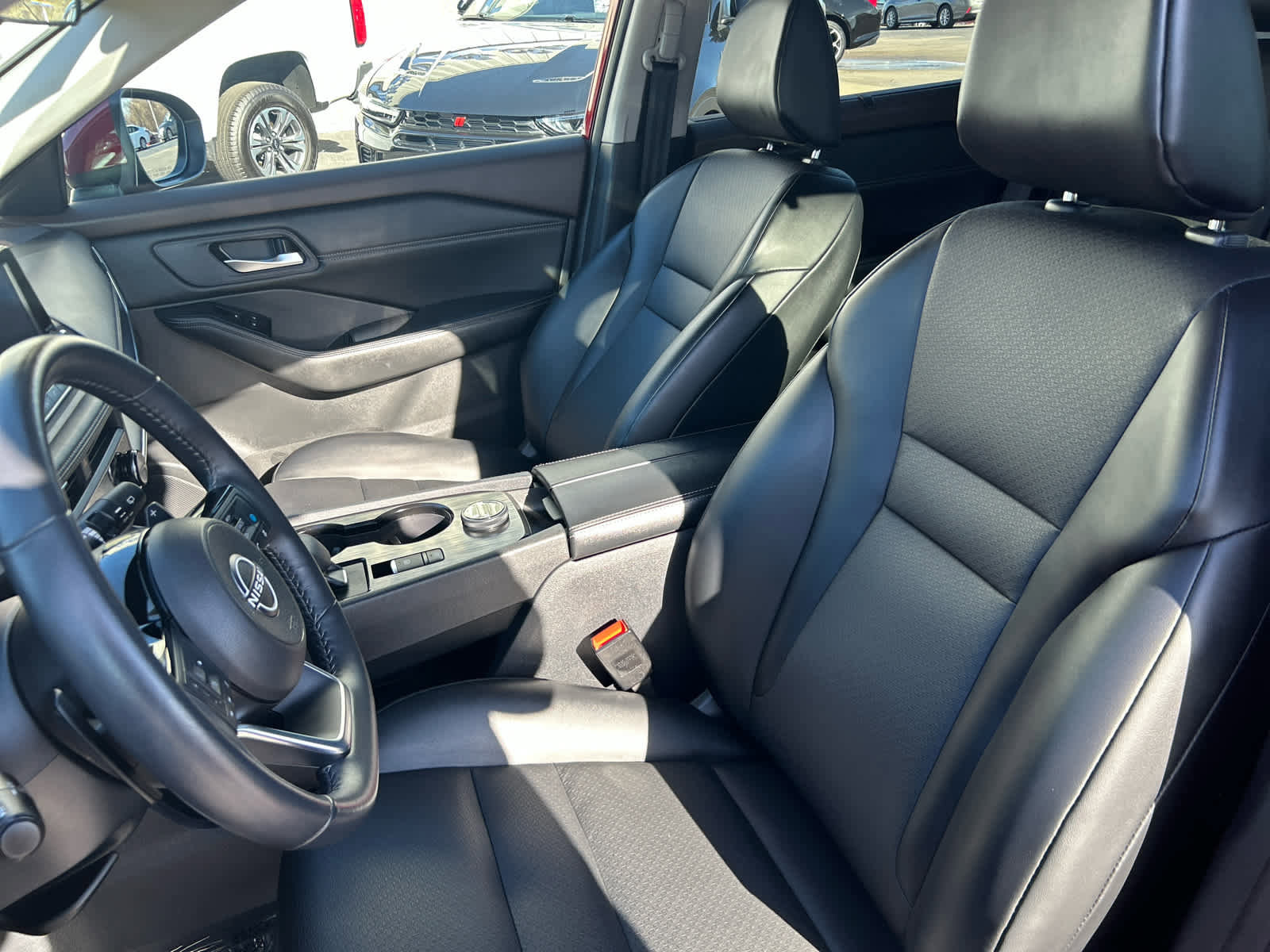 Used 2023 Nissan Rogue SV w/ SV Premium B Package image 12