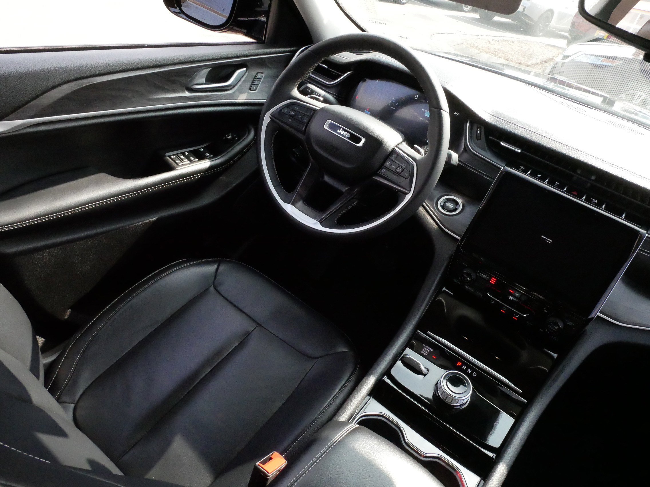 Used 2023 Jeep Grand Cherokee Limited w/ Black Appearance Package image 9