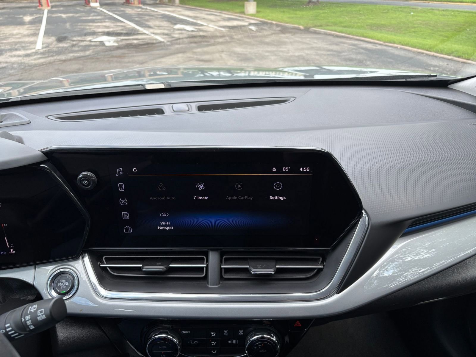 Used 2025 Chevrolet Trax LT FWD image 17