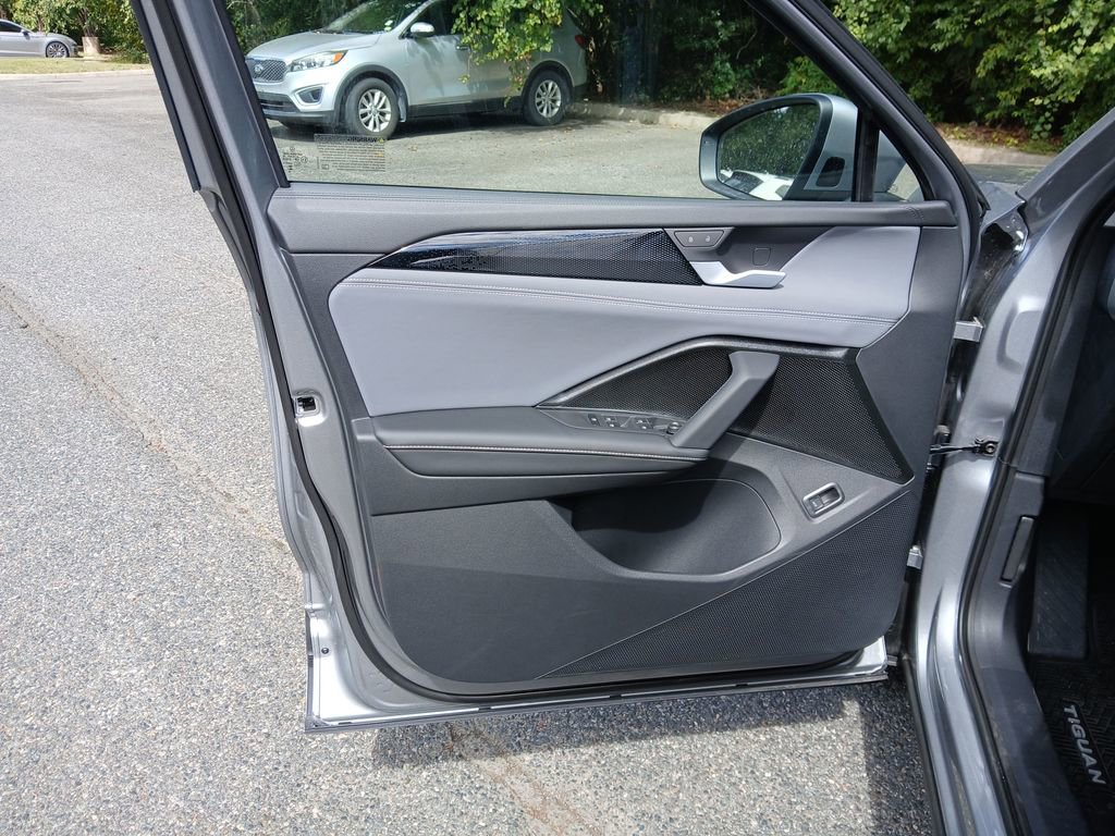 New 2025 Volkswagen Tiguan SE image 10