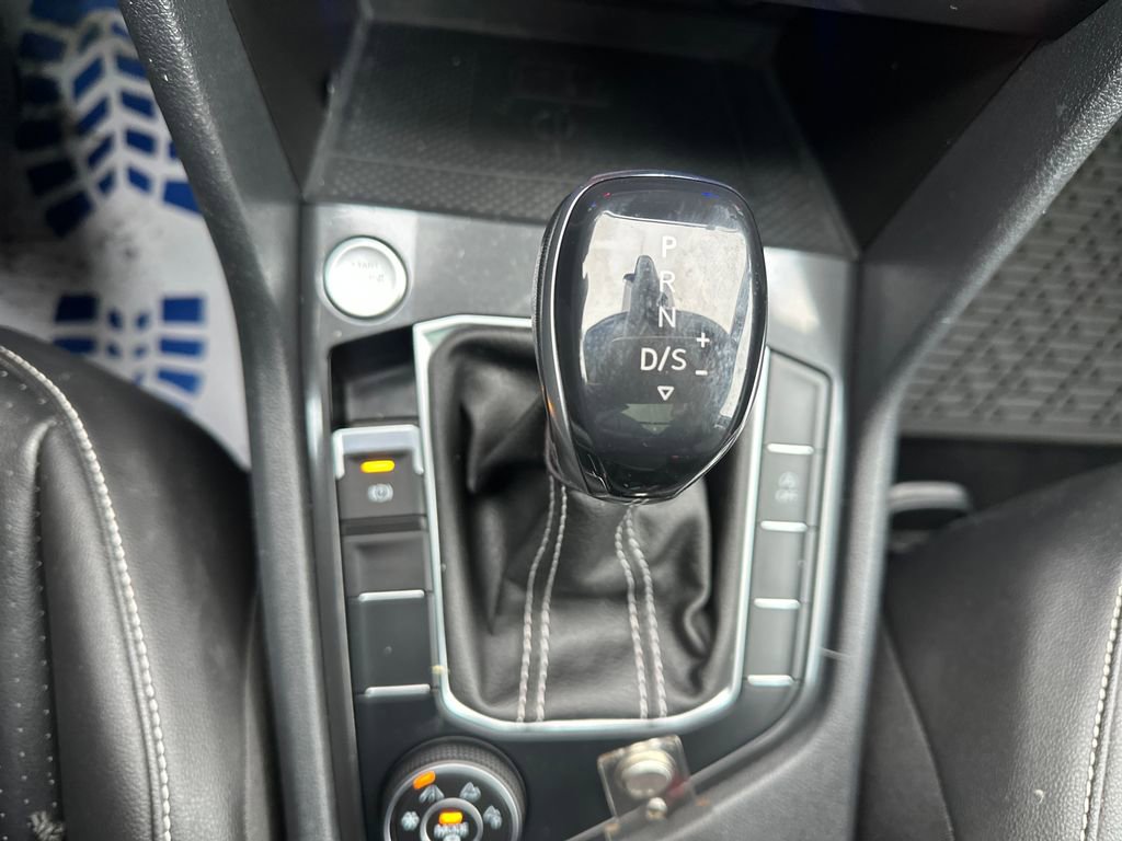 Used 2022 Volkswagen Tiguan SE w/ Panoramic Sunroof Package image 12