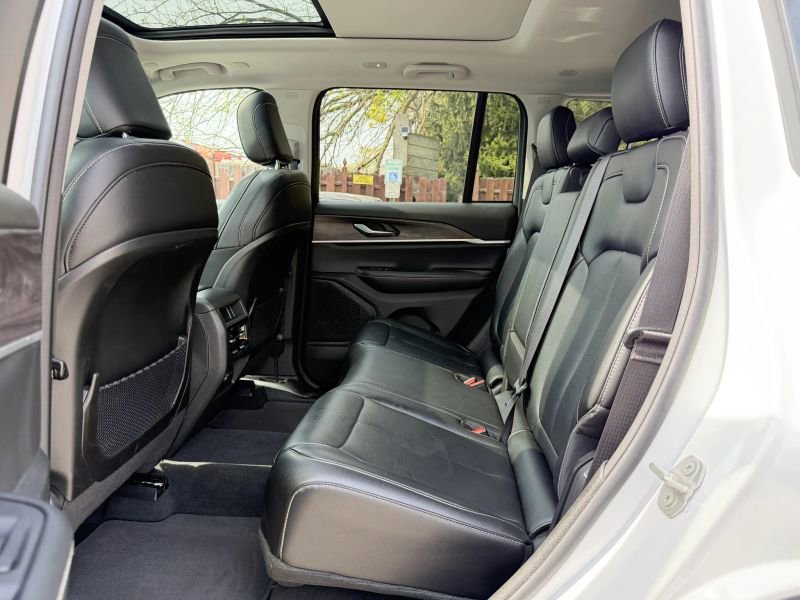 Used 2024 Jeep Grand Cherokee Limited image 14