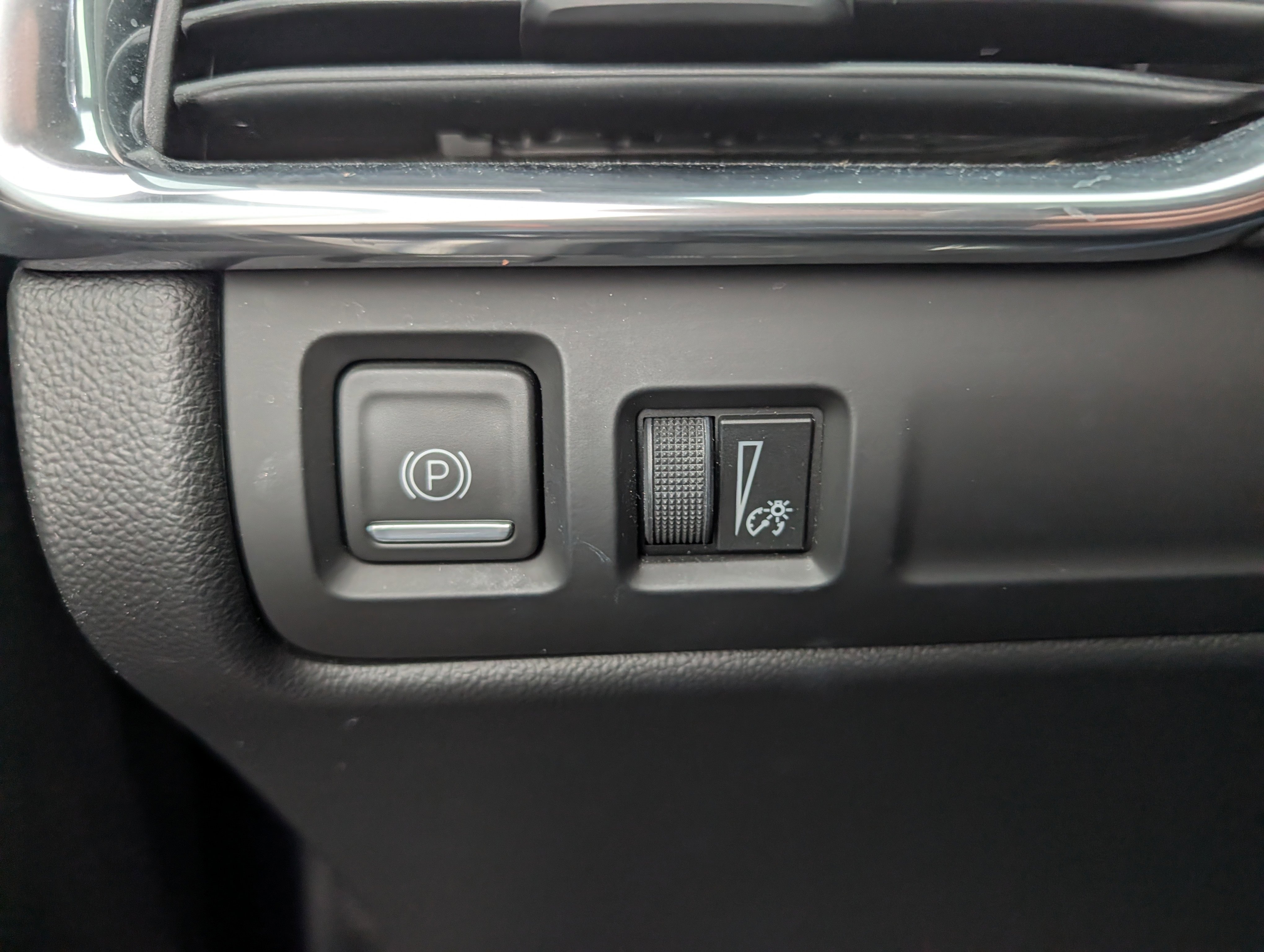 Used 2020 Cadillac XT4 Premium Luxury w/ Cold Weather Package image 13