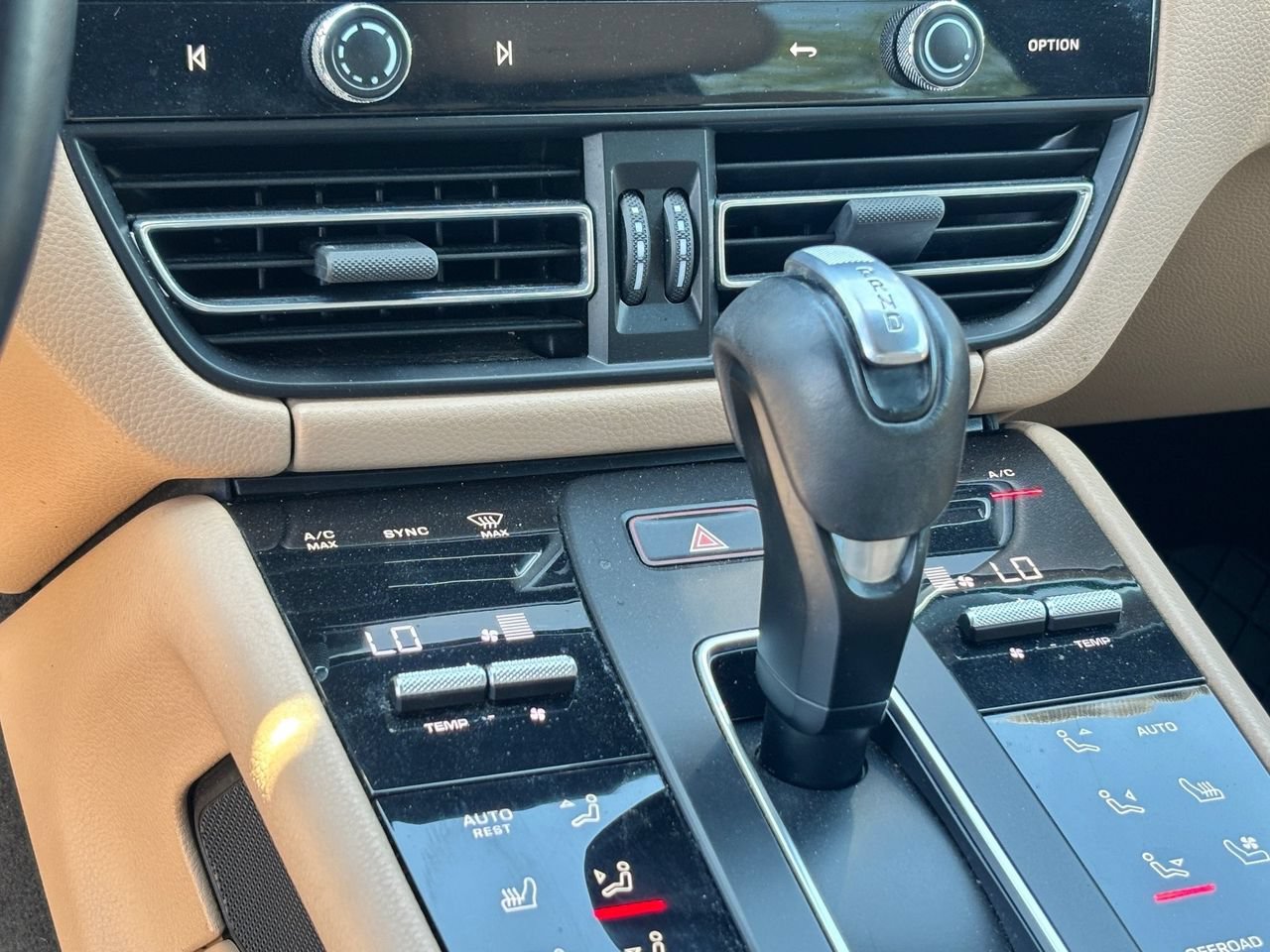 Used 2022 Porsche Macan AWD/4WD image 26