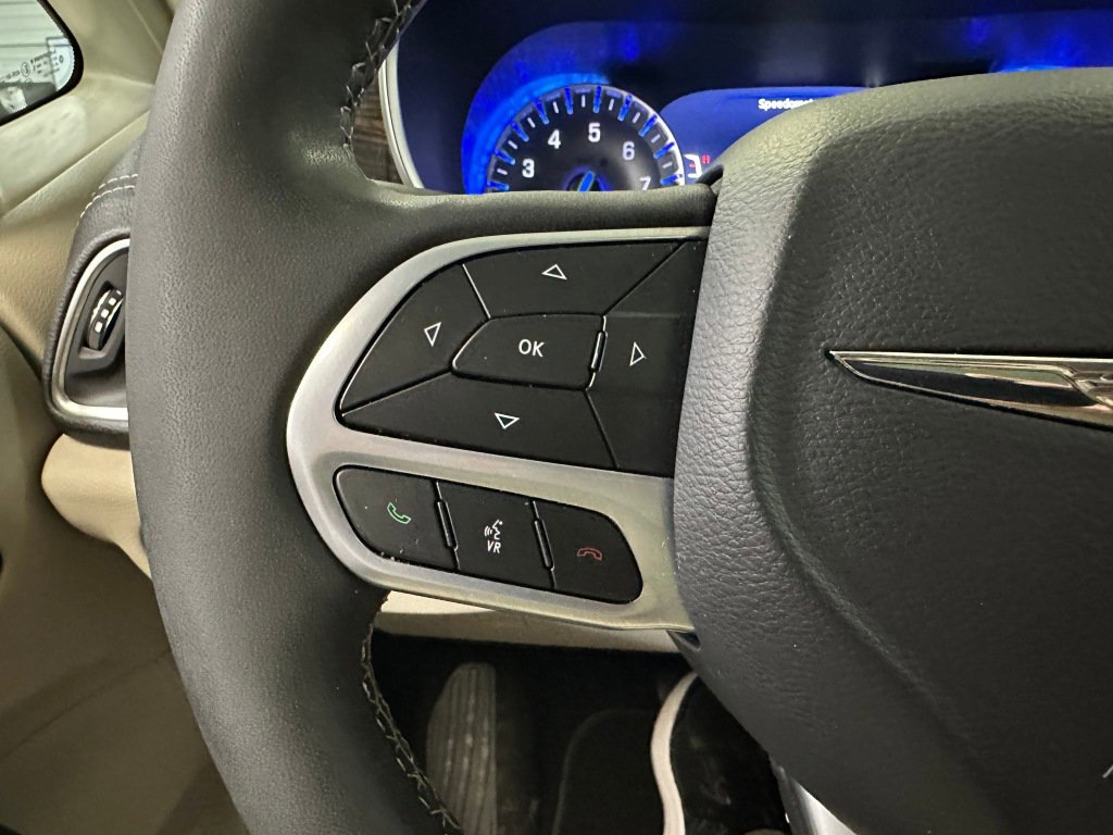 Used 2023 Chrysler Pacifica Limited image 12