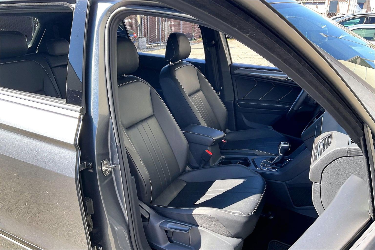 Used 2022 Volkswagen Tiguan SE R-Line FWD image 6