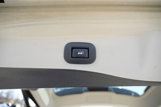 Used 2018 Nissan Rogue SV w/ Premium Package image 16