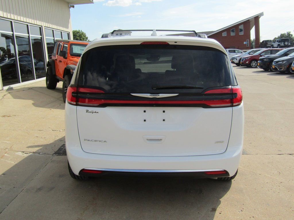 Used 2022 Chrysler Pacifica Touring-L image 4